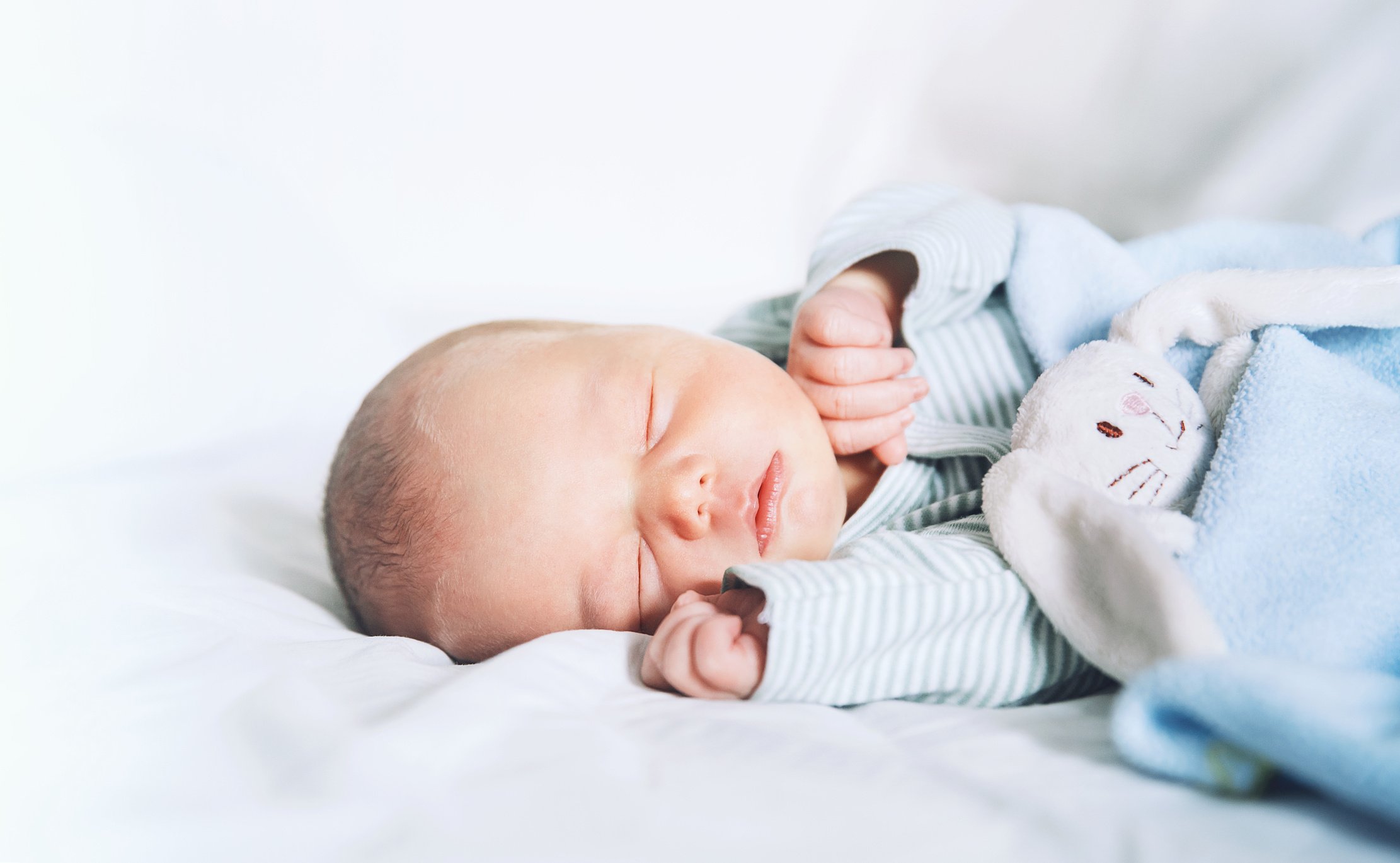 Newborn baby sleep first days of life.